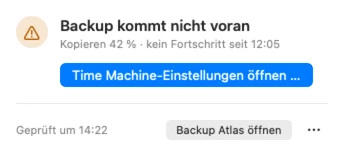 Popover: Backup kommt nicht voran. Kopieren 42 %, kein Fortschritt seit 12:05. Taste: Time Machine-Einstellungen öffnen …
